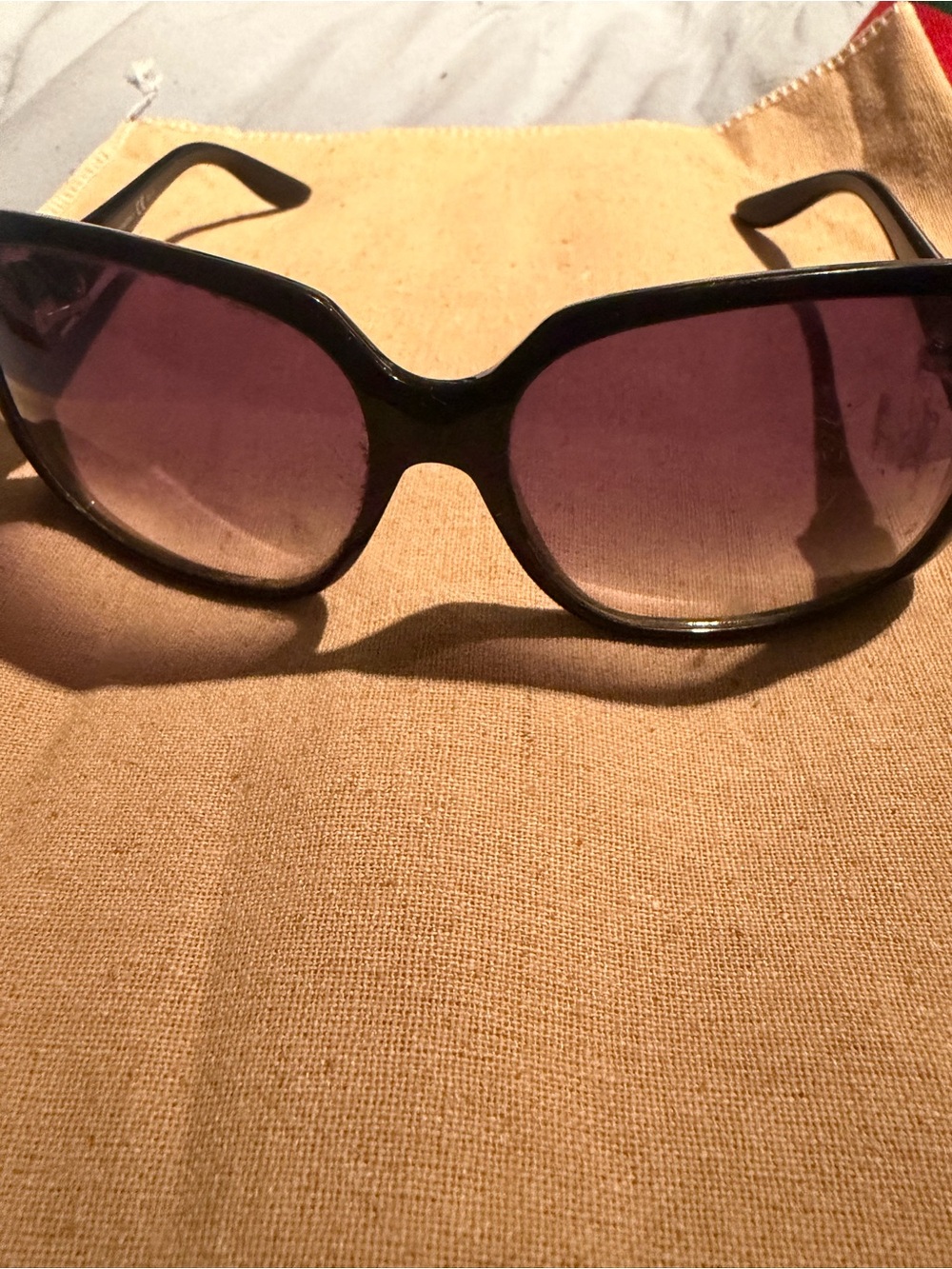 Gucci Black Frame Sunglasses with Purple Gradient Lenses. OS vintage.